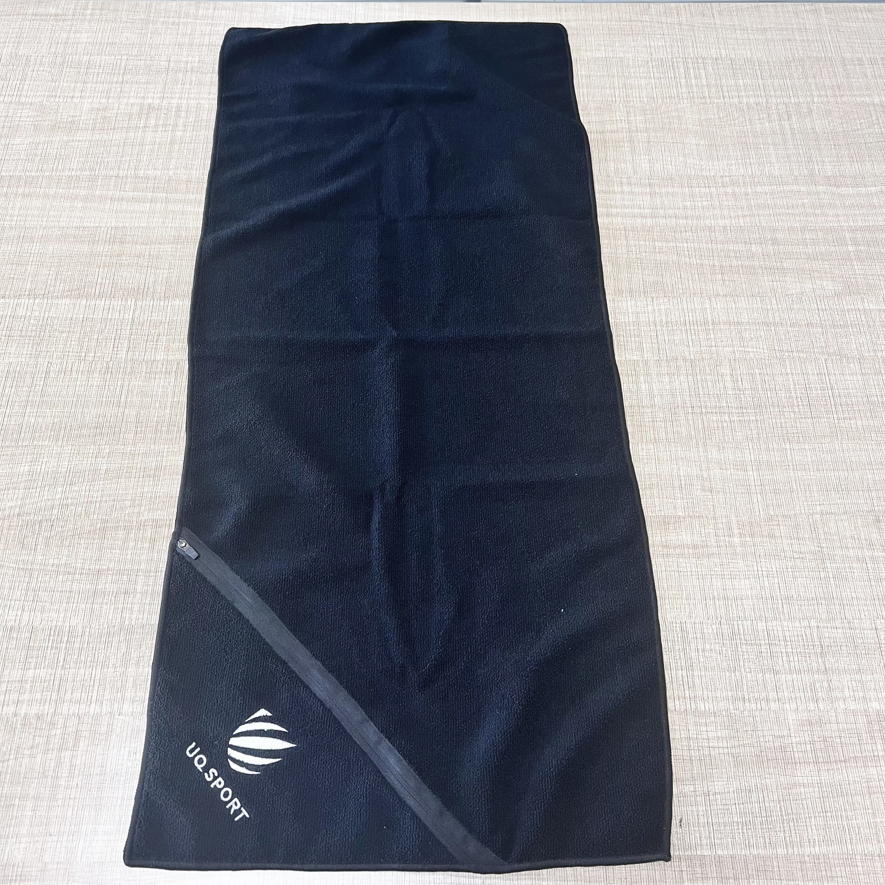 China high quality microfiber gym hand towel with pocket sport towel custom embroidered gym towel wholesale