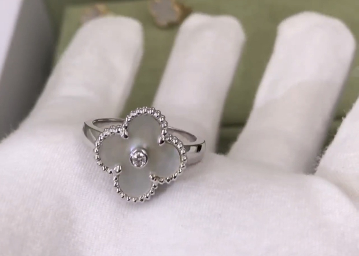 China Romantic VS Diamond 18 Carat White Gold Engagement Ring For Bride wholesale