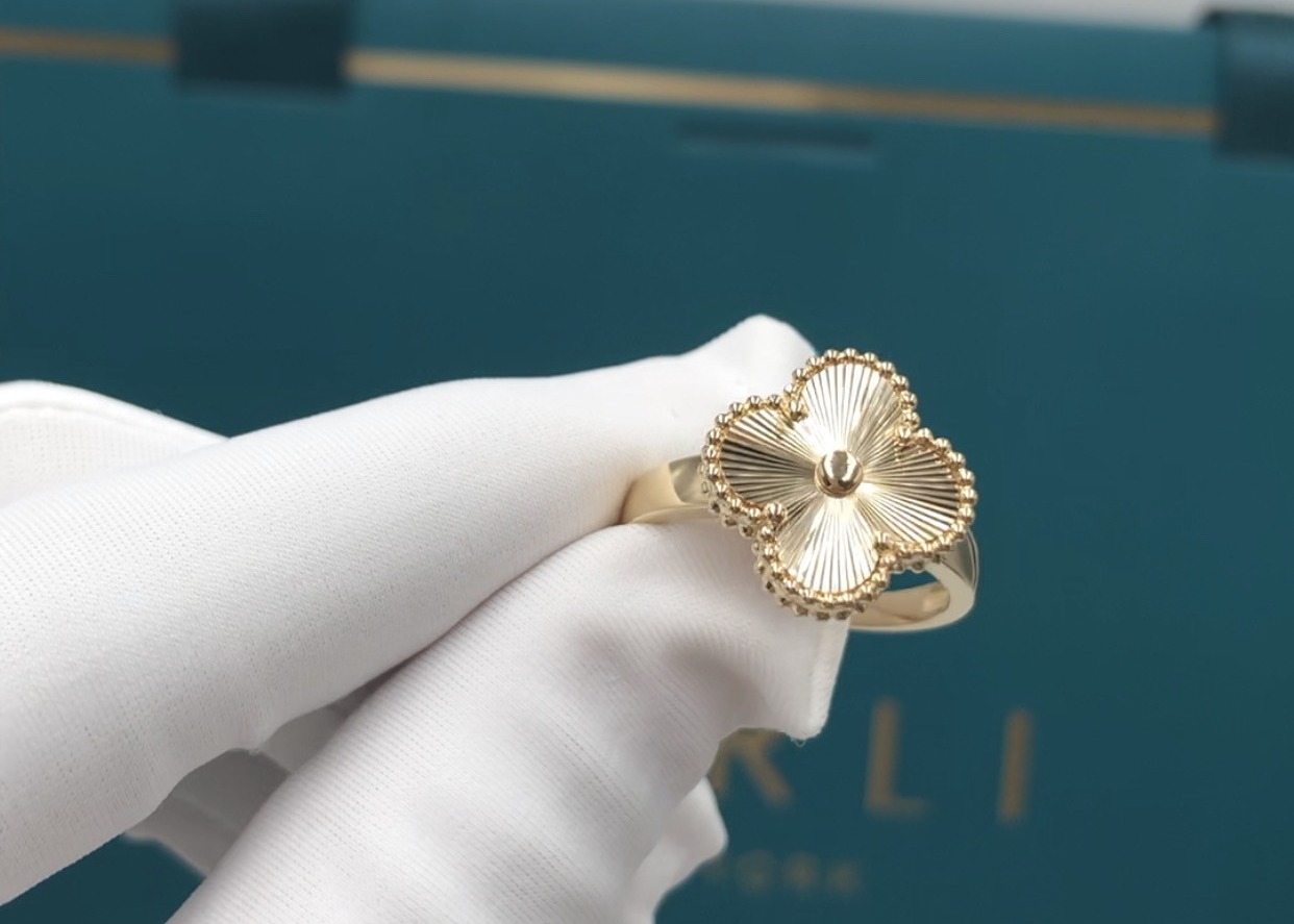 China Beautiful Certified 18K Gold Engagement Ring , Sweet Alhambra Ring Without Diamond wholesale