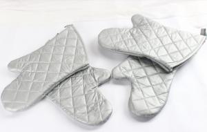 China Long  Customized Patterns  Silver Oven Mitts  Good Stain Resistant Function wholesale