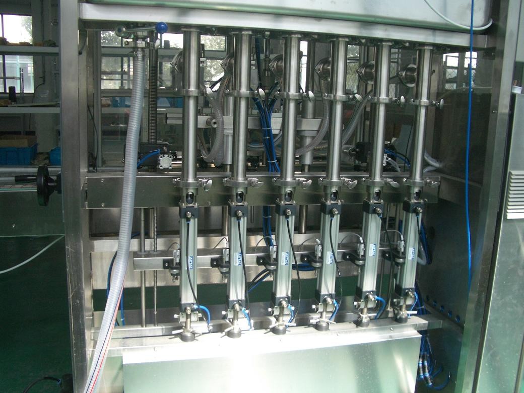 China 25 ~ 30 bpm Piston Filling Machine with 6 to 12 filling nozzles for Oil, Syrup & Detergent wholesale