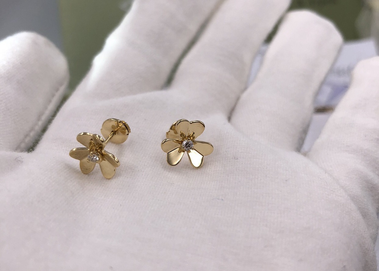 China Unique Luster Diamond 18K Gold Earrings With Heart Shaped Petal wholesale