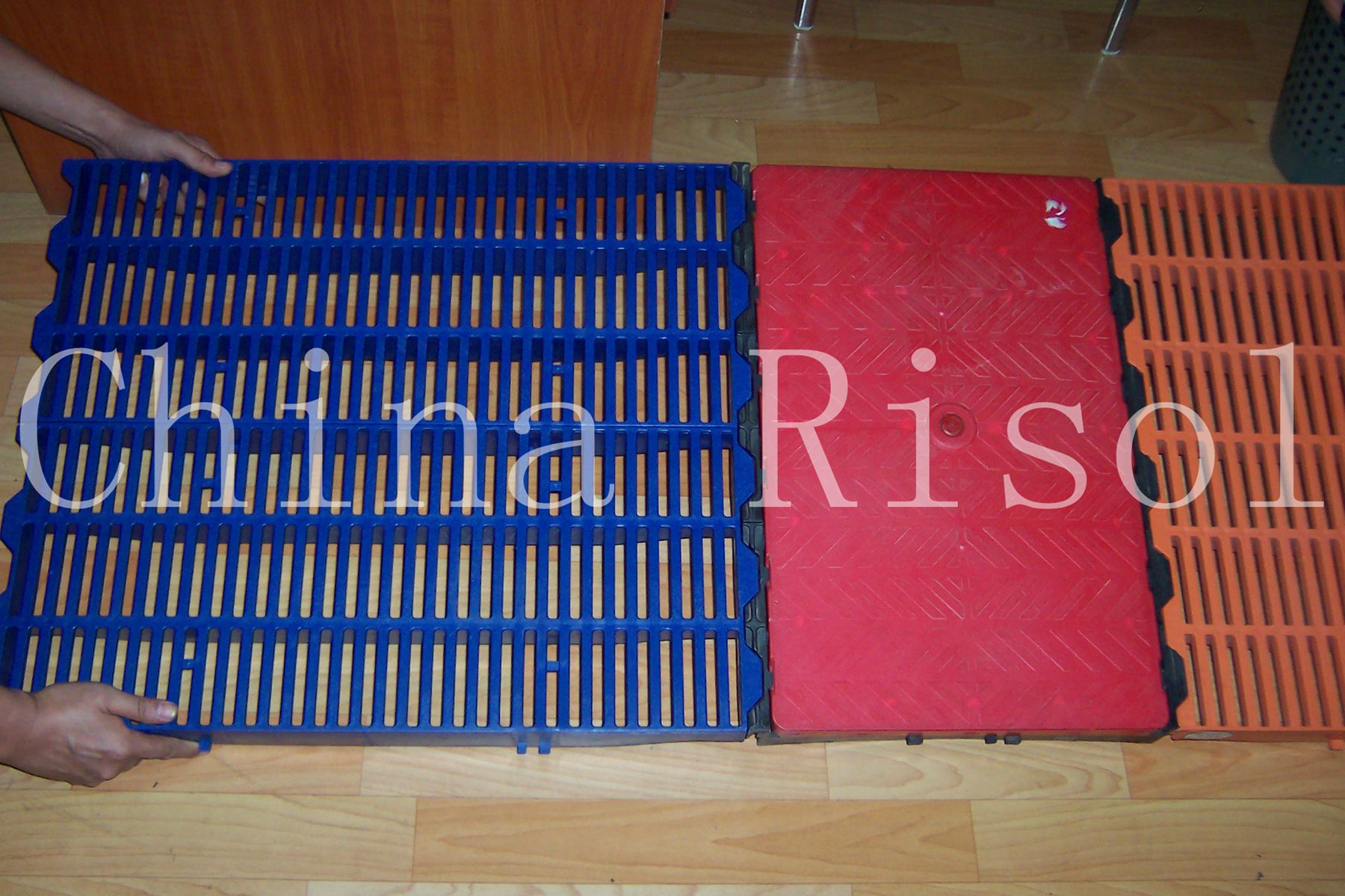 China Pig water heating system plastic floor wholesale