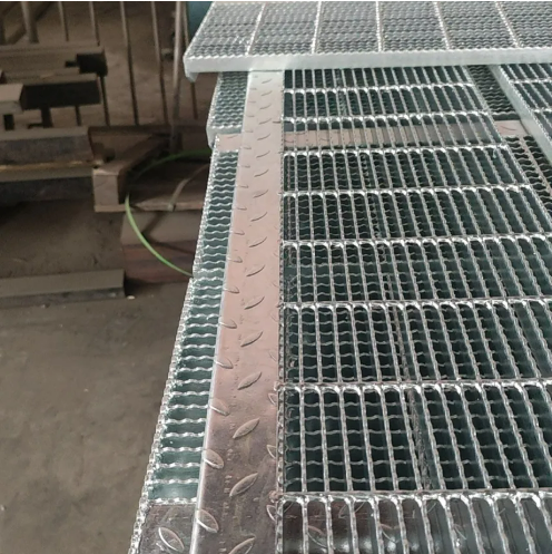 High Strength Slip Resistant Galvanized Steel Stair Treads with Customizable Sizes