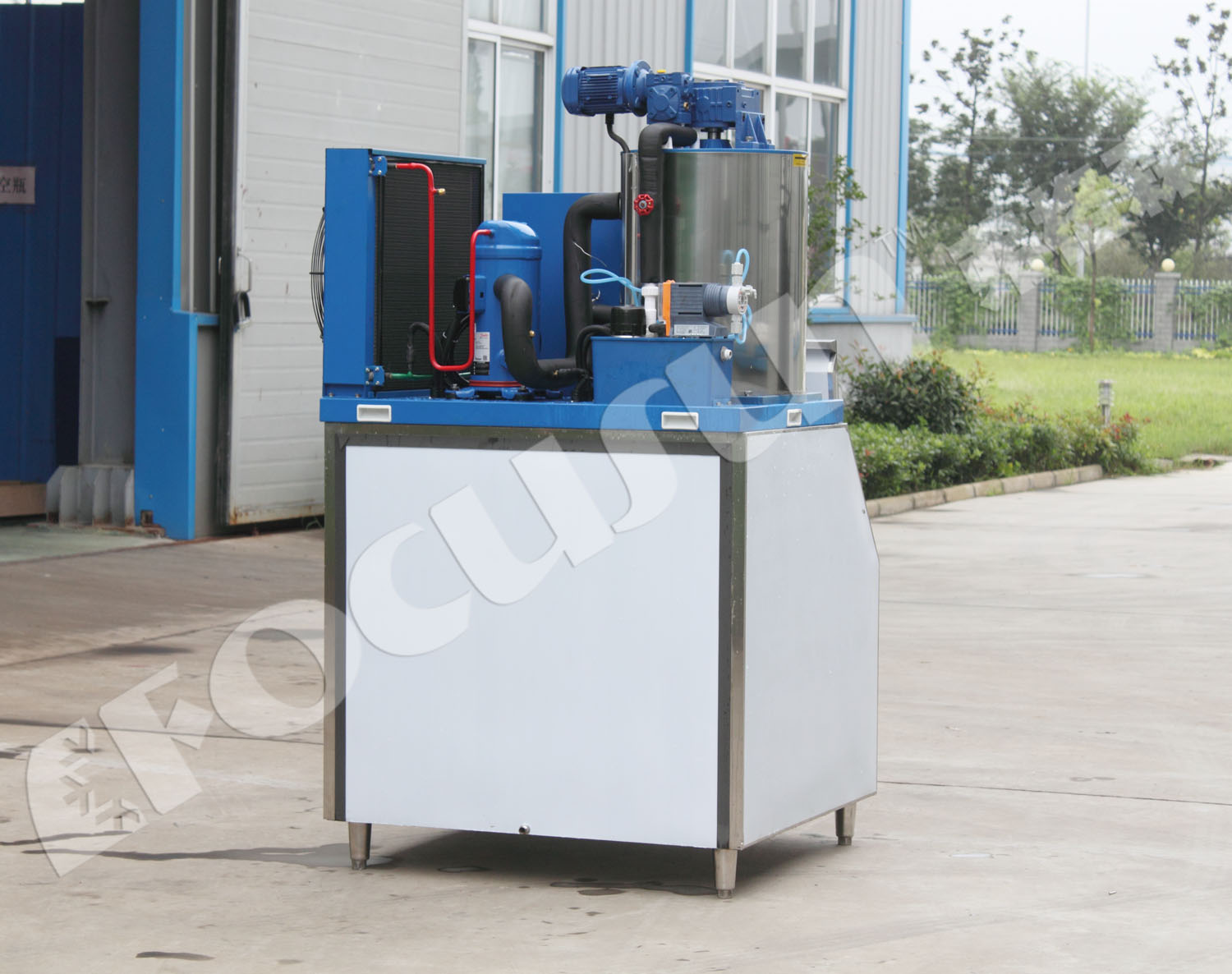 High Capacity 1T Per Day Flake Ice Machine with 500KG Ice Storage and 380V Voltage