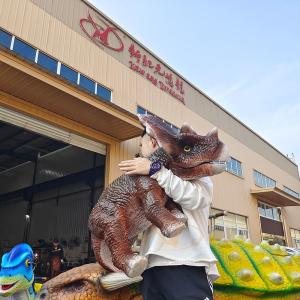 China Electric Animatronic Baby Dinosaur Arm Puppet With Dinosaur Roaring wholesale