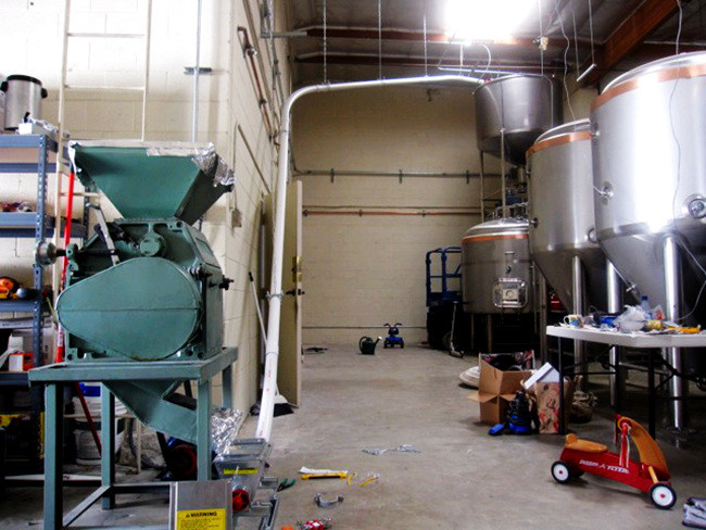 1.1KW Auxiliary Brewing Equipments / 2 Rollers Malt Mill SS304 With Large Output