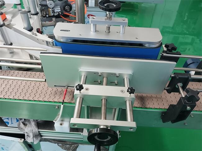 Stepper Motor Labeling System Automatic Bottle Labeling Machine For Square Bottles