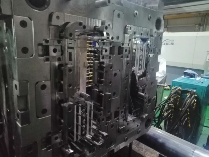 56 hrc Auto Shell Automotive Plastic Injection Molding Parts Professional Moulding Front Bumper