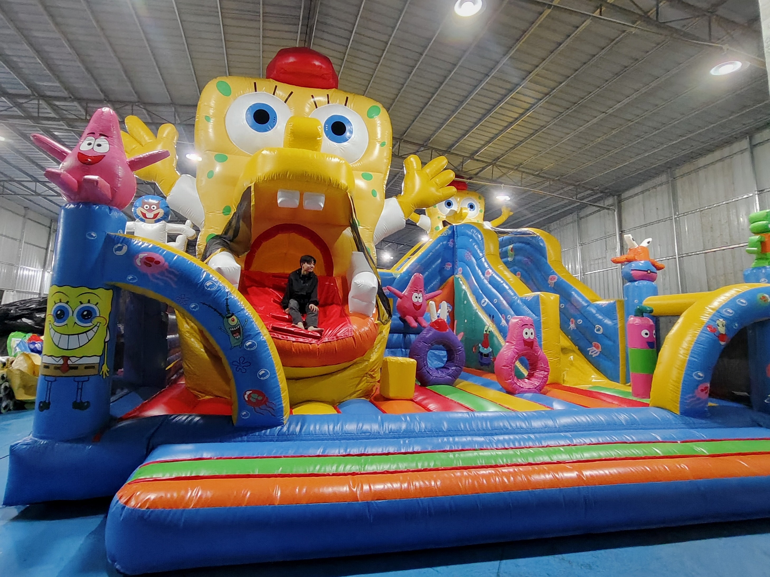 Automatic Move Inflatable Bounce House With Slide SpongeBob SquarePants Inflatable Fun City