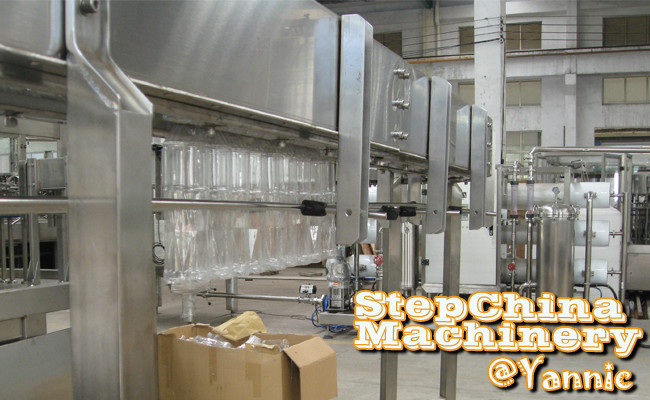 SUS304 Frame Automatic Bottle Conveyor Systems High Efficiency With Adjustable Foot