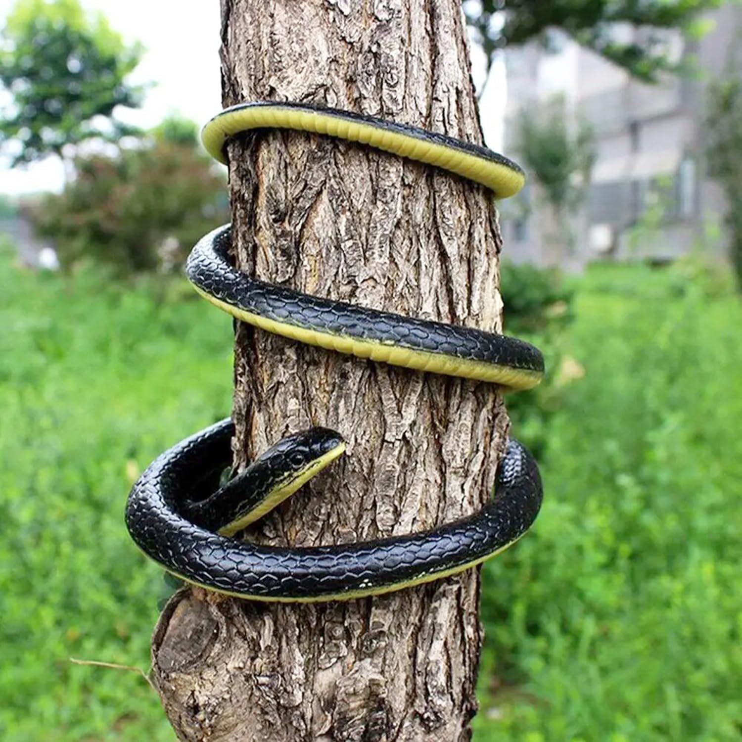 Unisex Age Range 8 to 13 Years Realistic Clip on Snake Prank That Will Cause Laughter