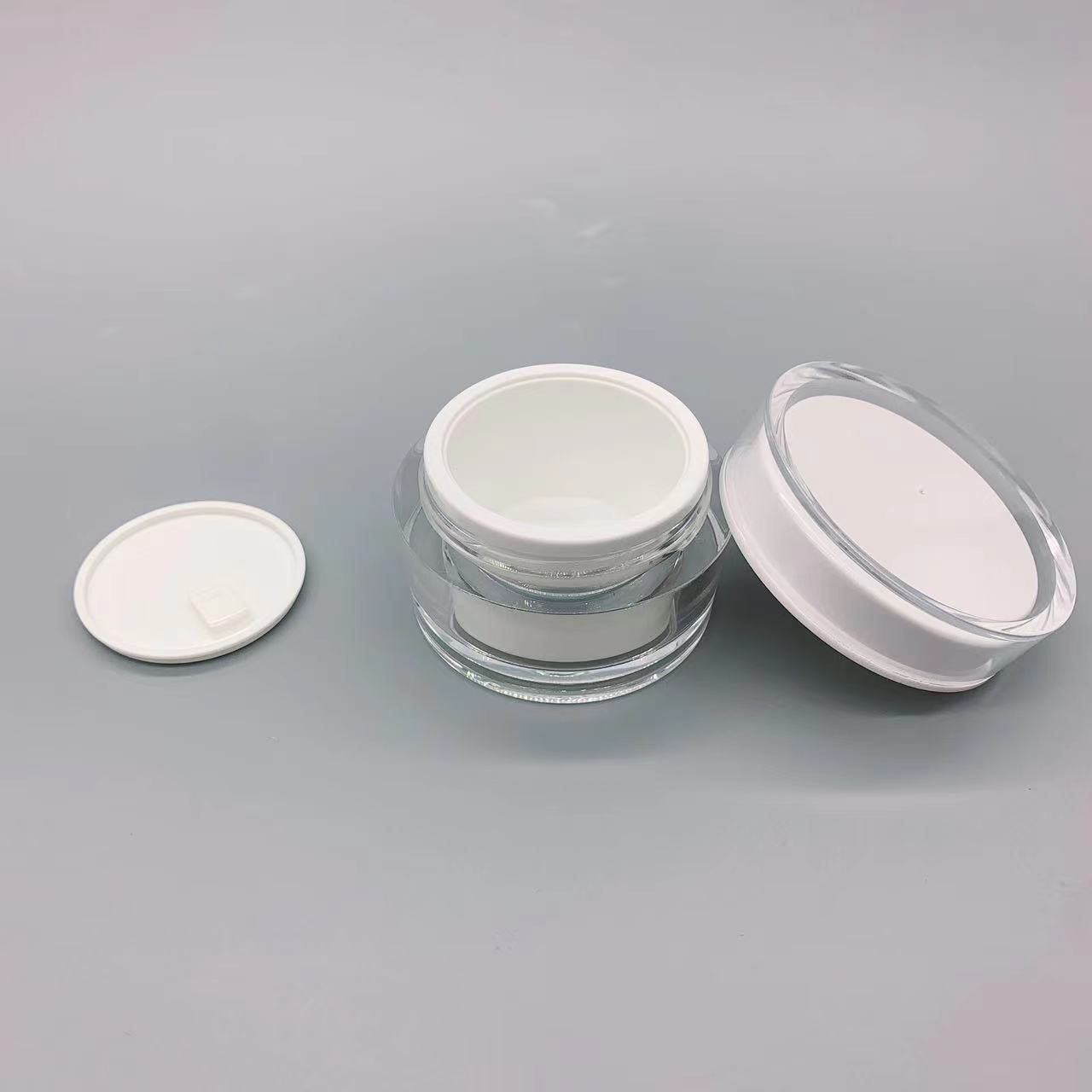 Cylindrical Transparent Empty Cream Jars Housing Inside White Eye Cream