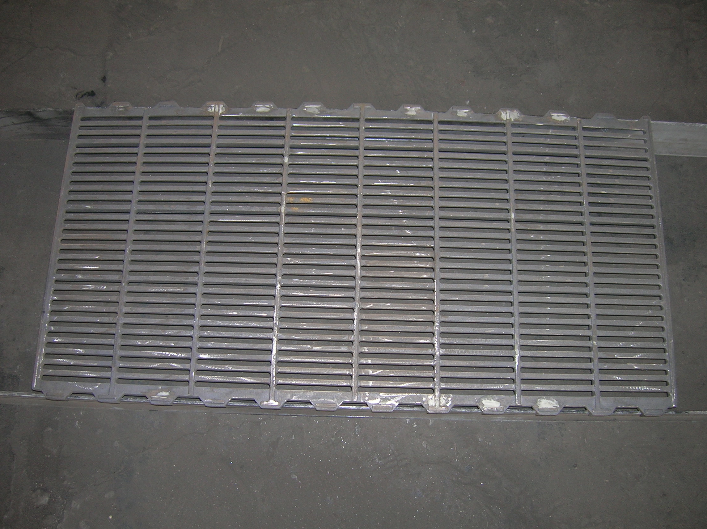 Black Steel Cast Iron Drain Grates / Metal Grate Flooring For Pig Farrowing Crate