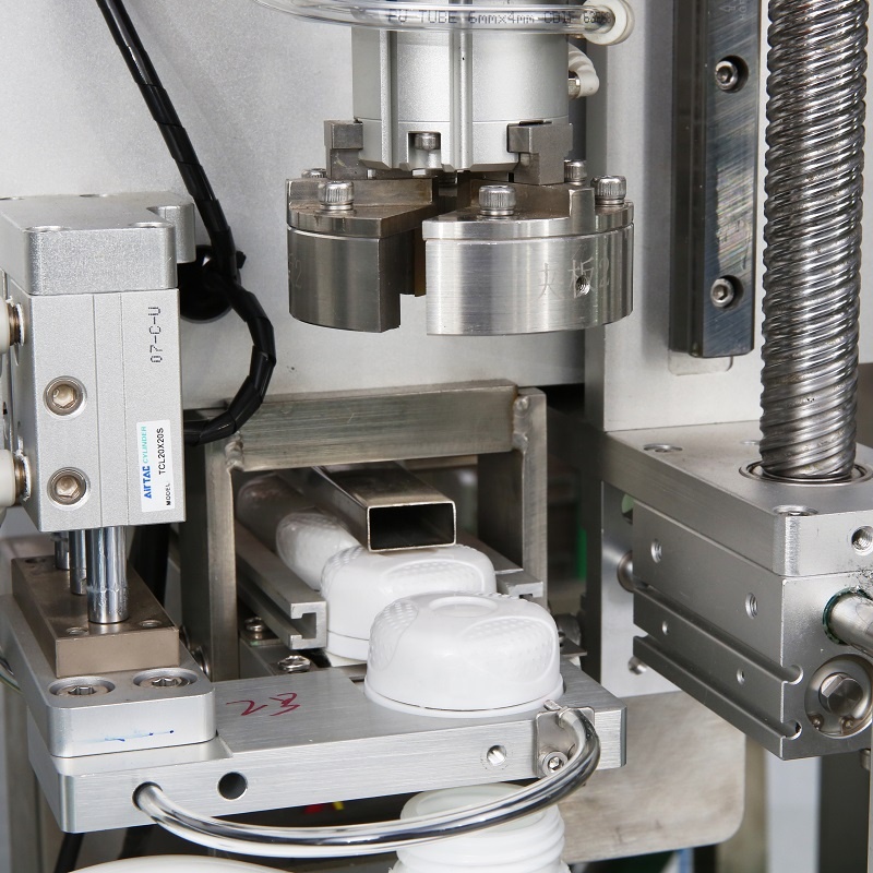High Productivity Automatic Tracking Type 3heads Bottle Capping Machine