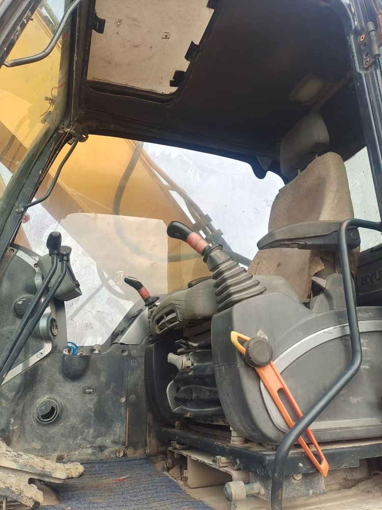 Good Health Korea Used Digger 305 Excavator with 29400 KG Operating Weight in Shanghai