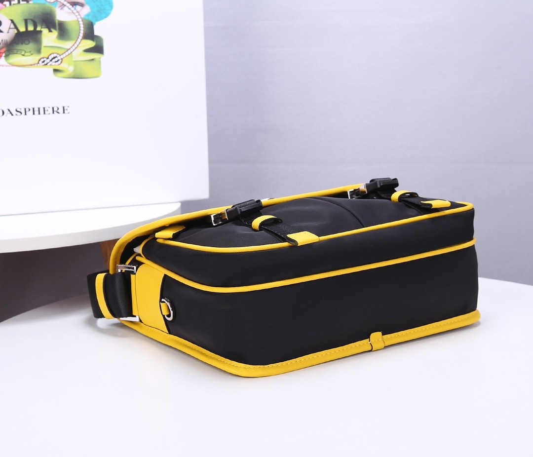 Men 26cm Luxury Cross Body Bag , Adjustable Strap Leather Message Bag