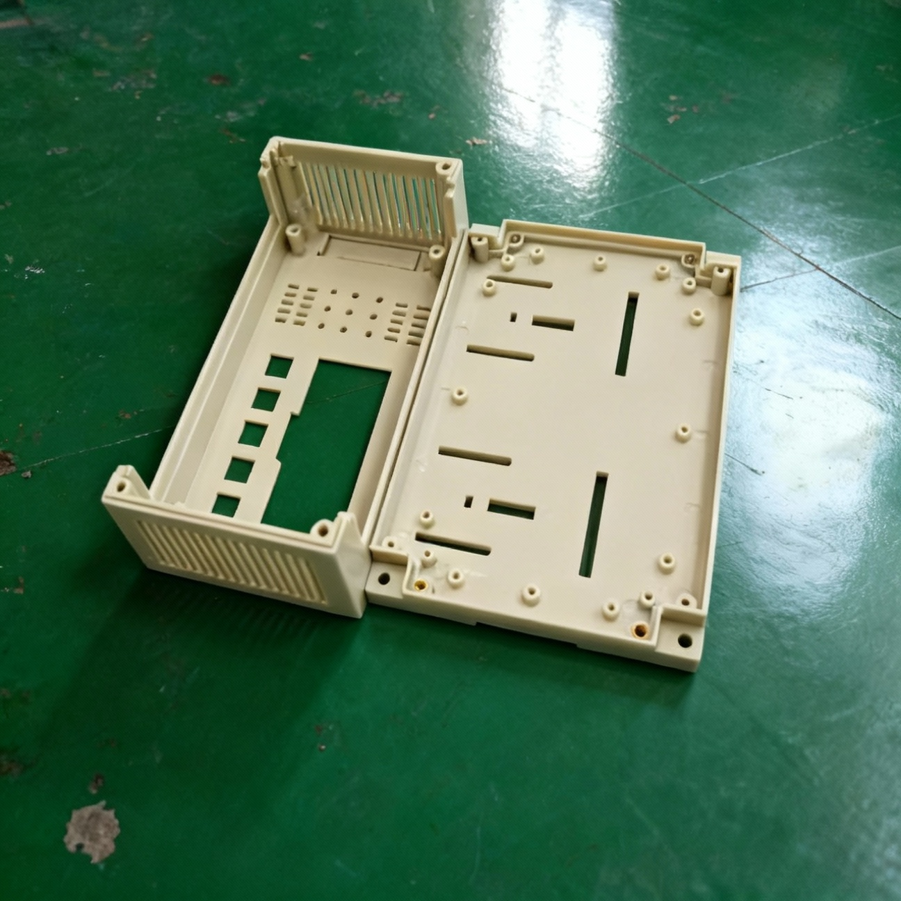 China Customizable Injection Molding Parts with Complex Shapes and Stiffeners for 300,000-1,000,000 Shots Mould Life wholesale