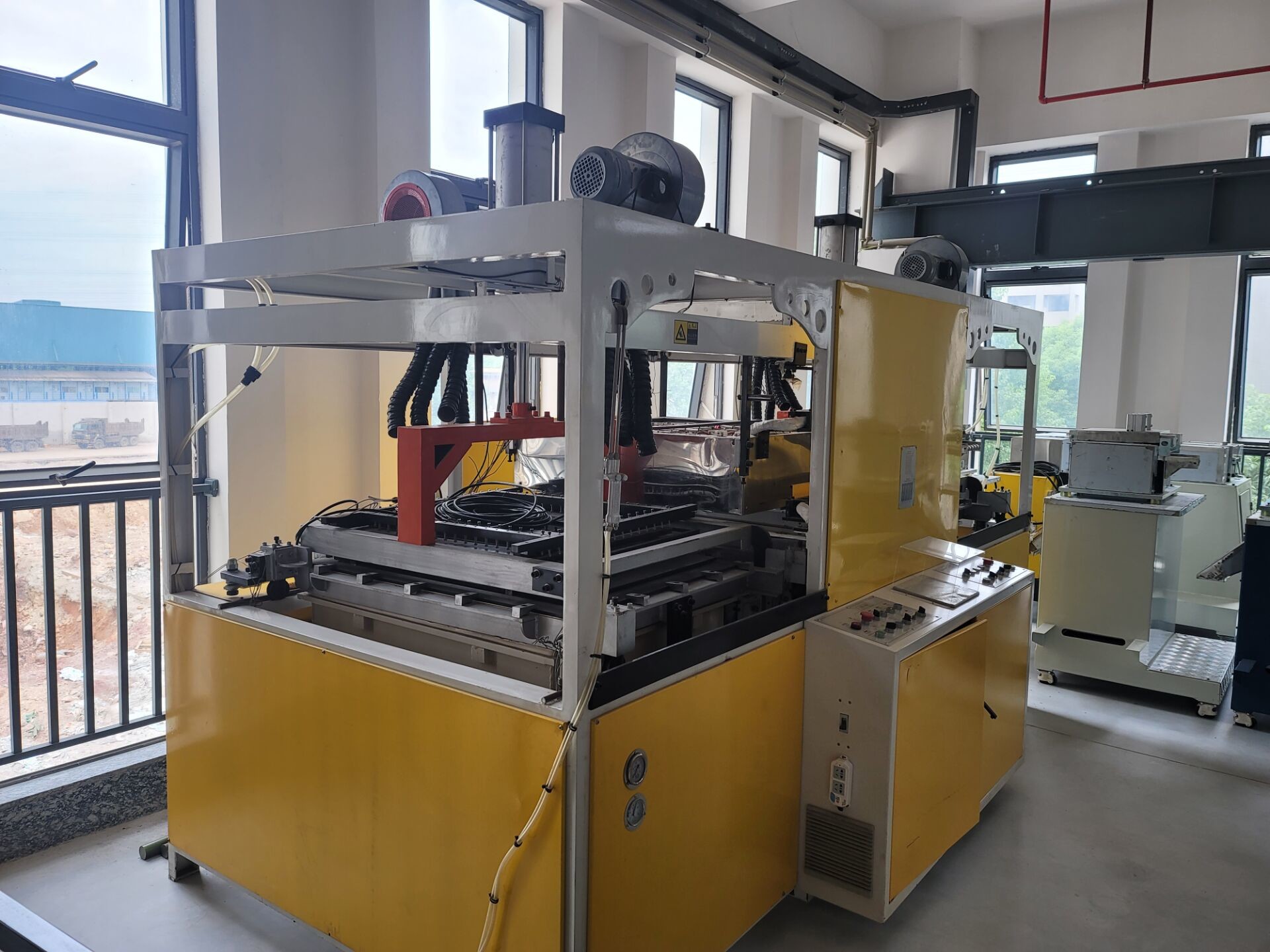 Vacuum Forming Luggage Machine For 20/28/24 Inch Suitcases