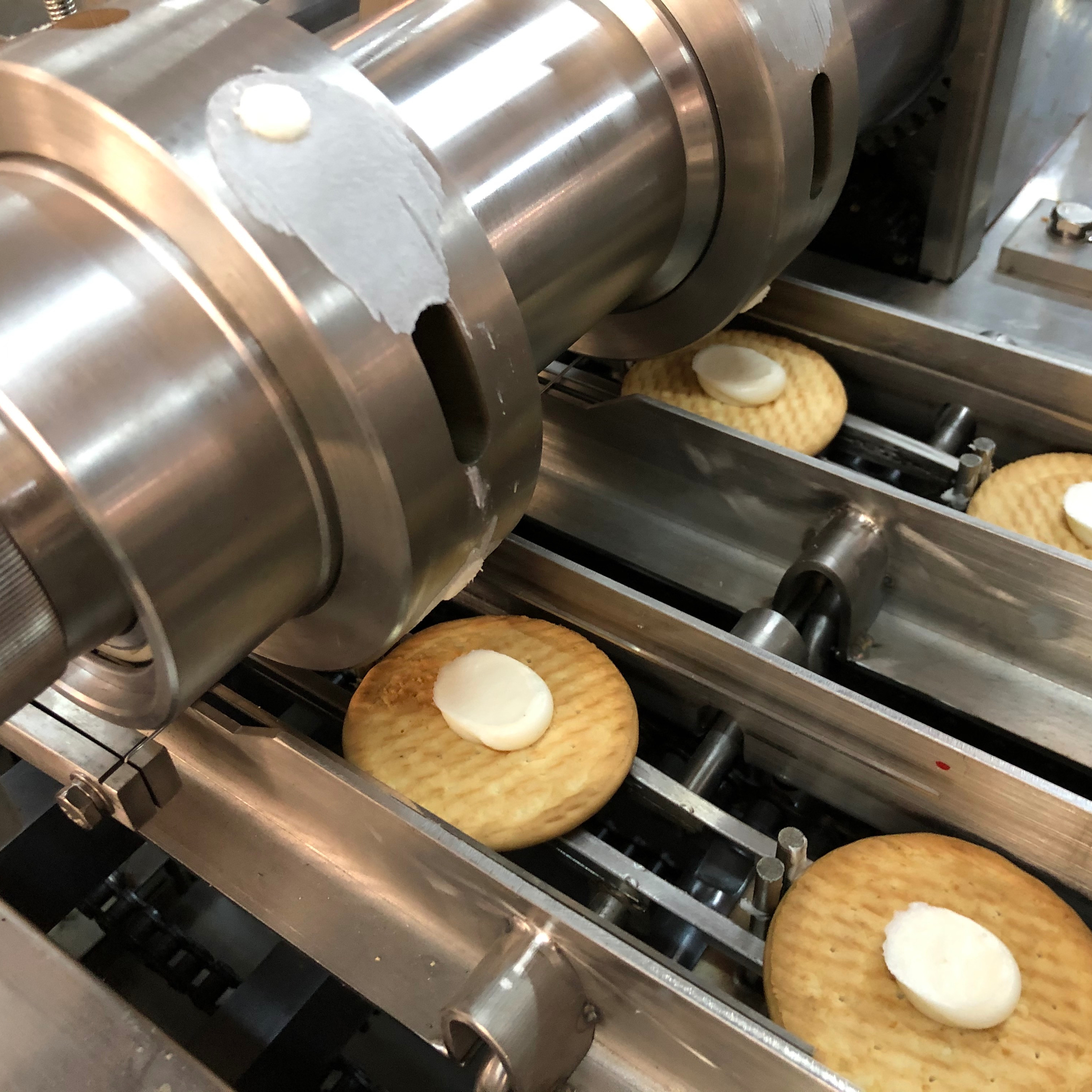 High Speed 304 SS Filling Jam Chocolate Automatic Sandwich Biscuit Machine