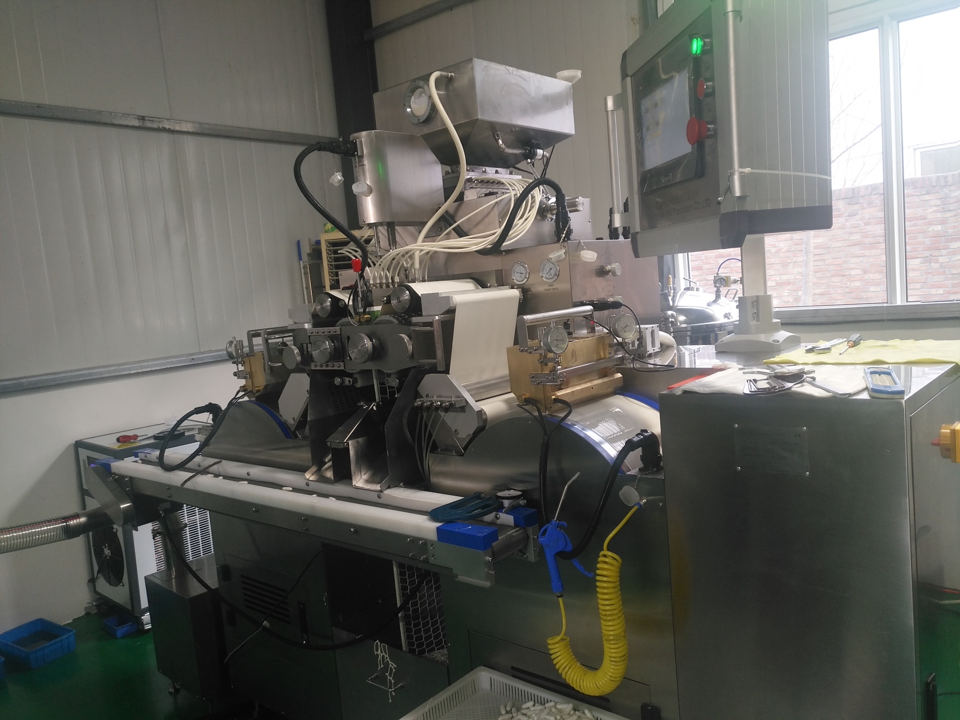Large Filling Volume Capsule Filling Equipment 150 * 250mm Die Roll Capsule Making Machine