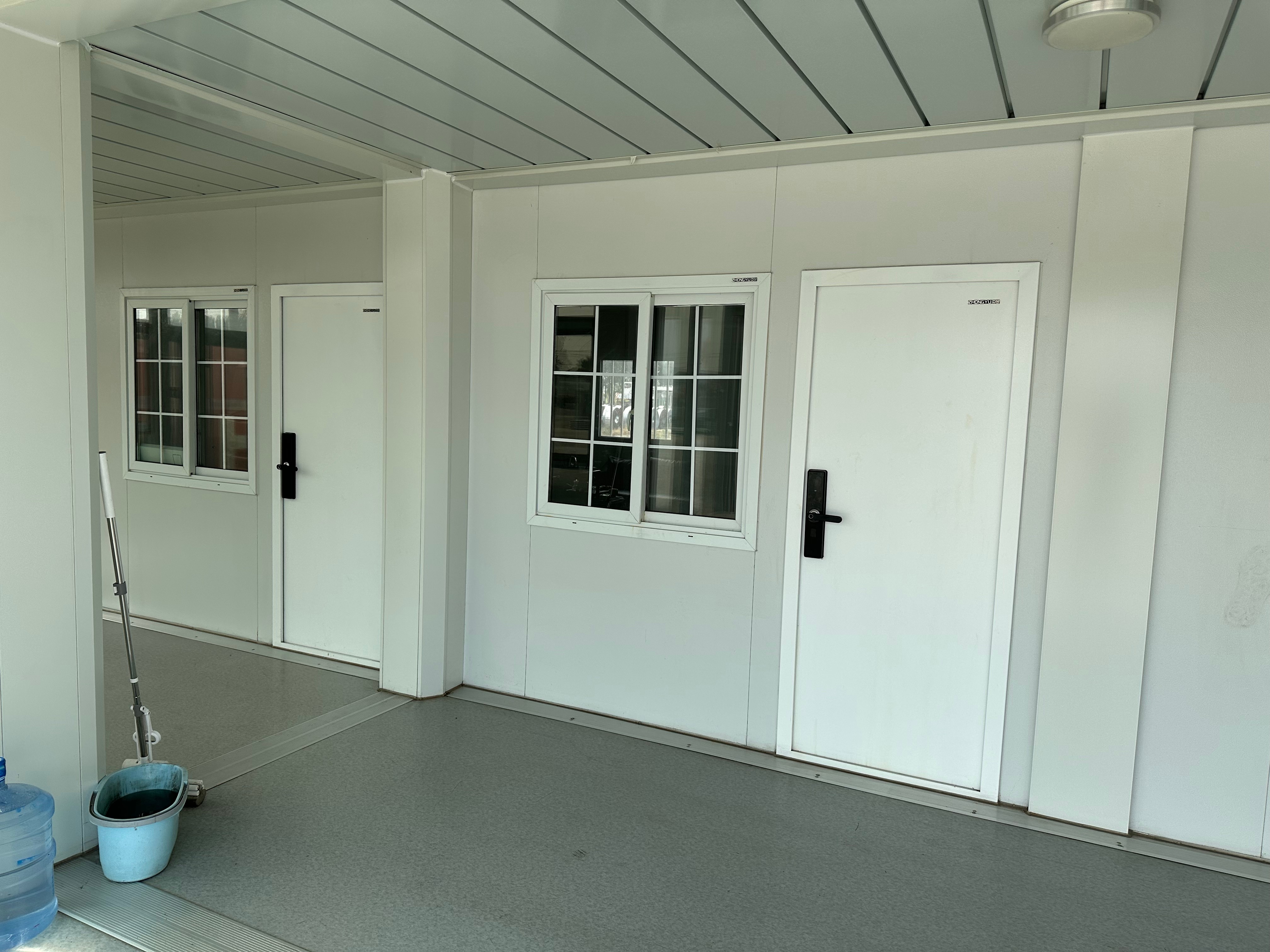 Multiple Sizes Prefabricated Flat Pack Container House with Bathroom and Kitchen Made of Sandwich Panel