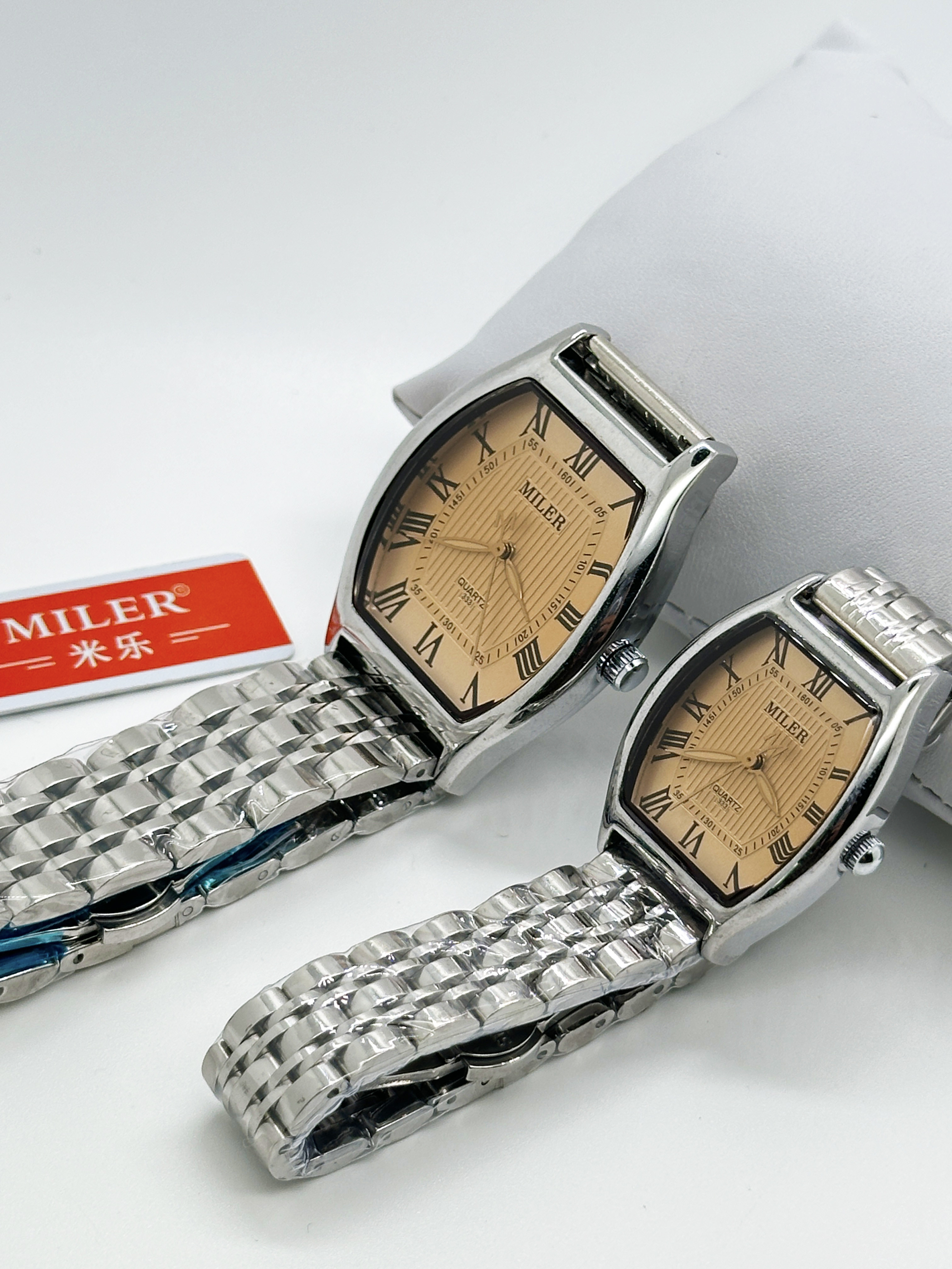 Elegant Analog Quartz Stylish Couple Watch With Stainless Steel Case And Buckle Strap