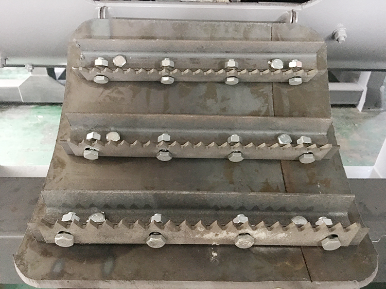 Inverter PET Bottle Label Remover Machine 500-5000kg/H Flakes Washing Line