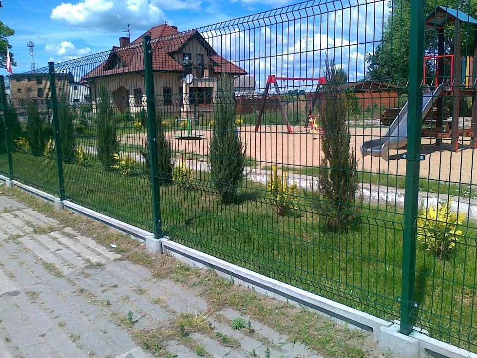 curved mesh fence