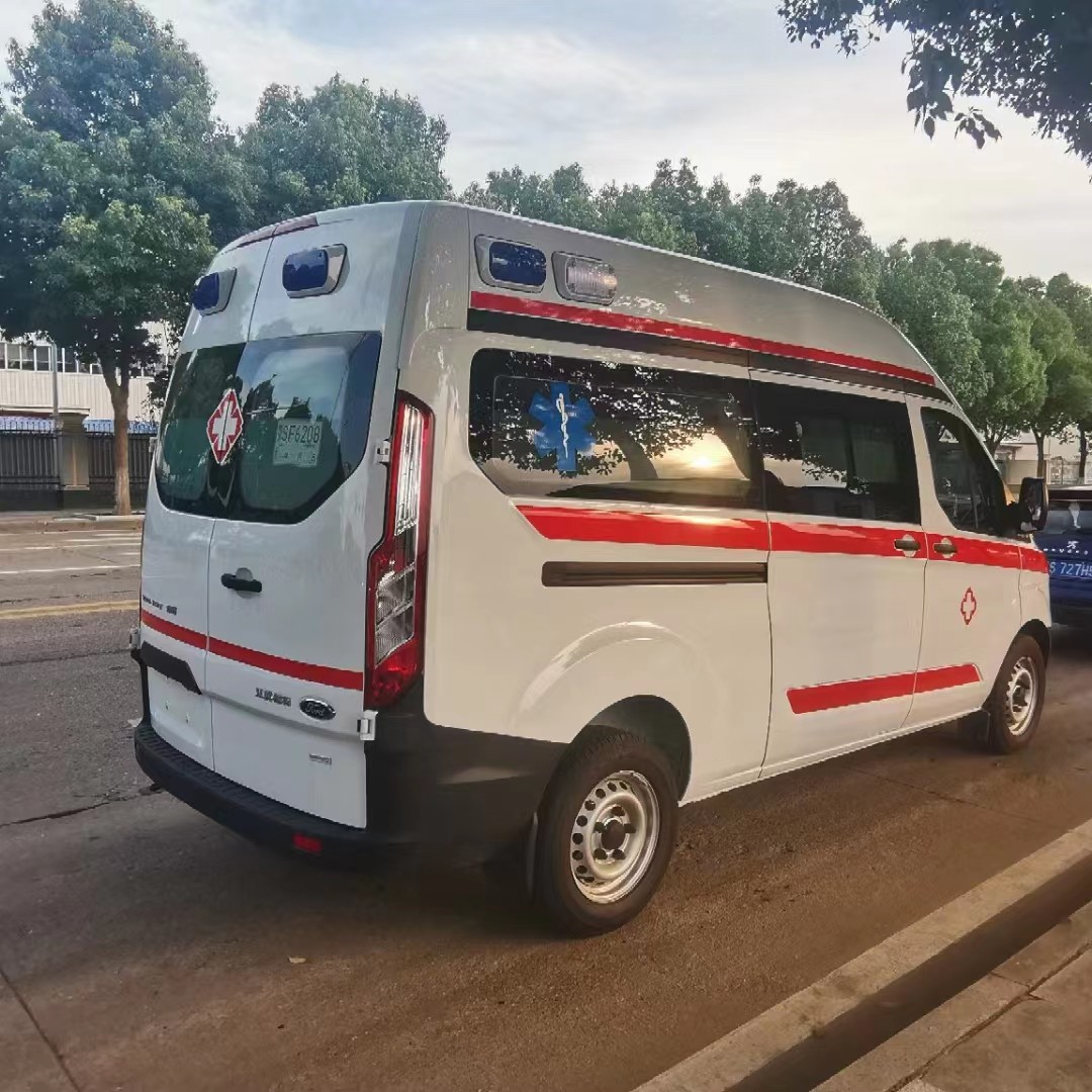 Mobile Hospital Emergency Ambulance Car Transport Patients 85kw Engine Power