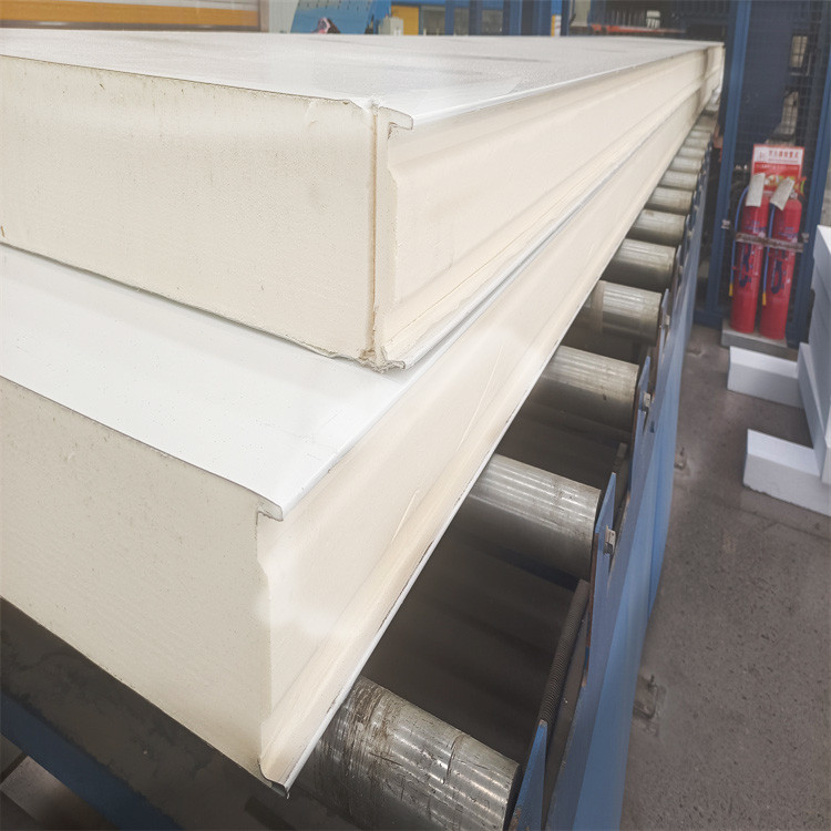Warehouse White Insulated PU Sandwich Roof Panel With Seamless Connection