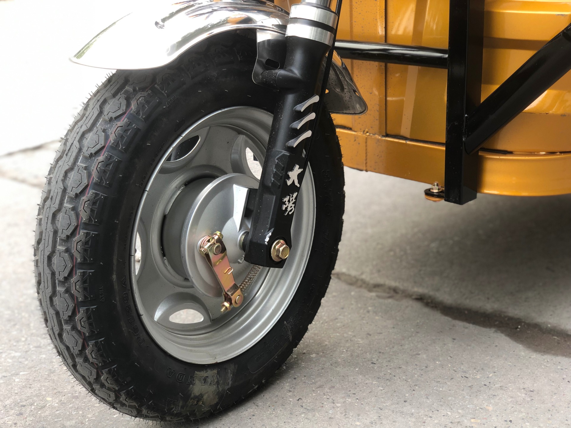 Customized Color Adults 3 Wheel Electric Tricycle with 72V Motor Power and 3.75-12 Tire