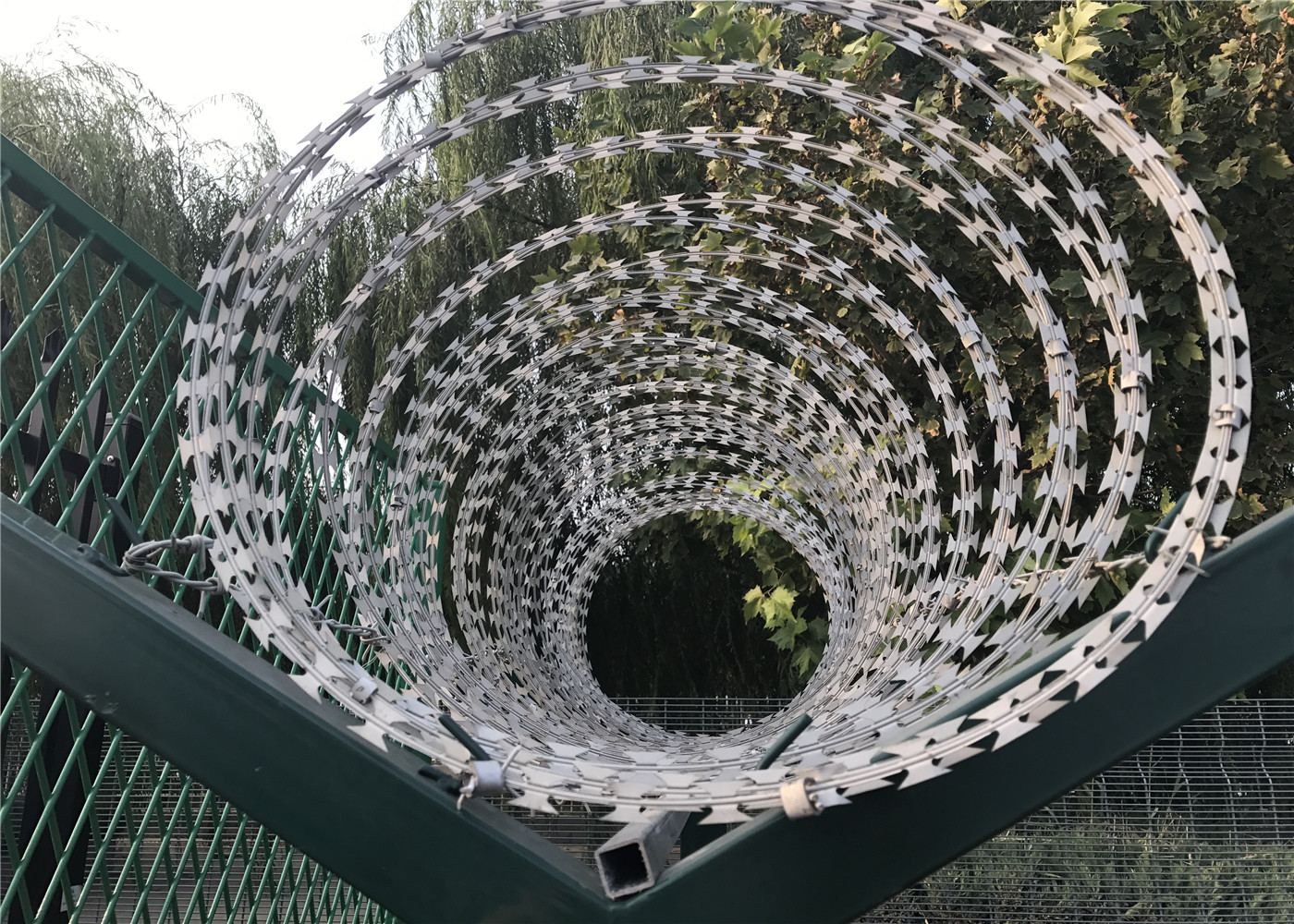 6 Gauge, 2-inch x 6 inches,1.8 m x 2.4 m, Three peaks curved welded wire mesh fence panel