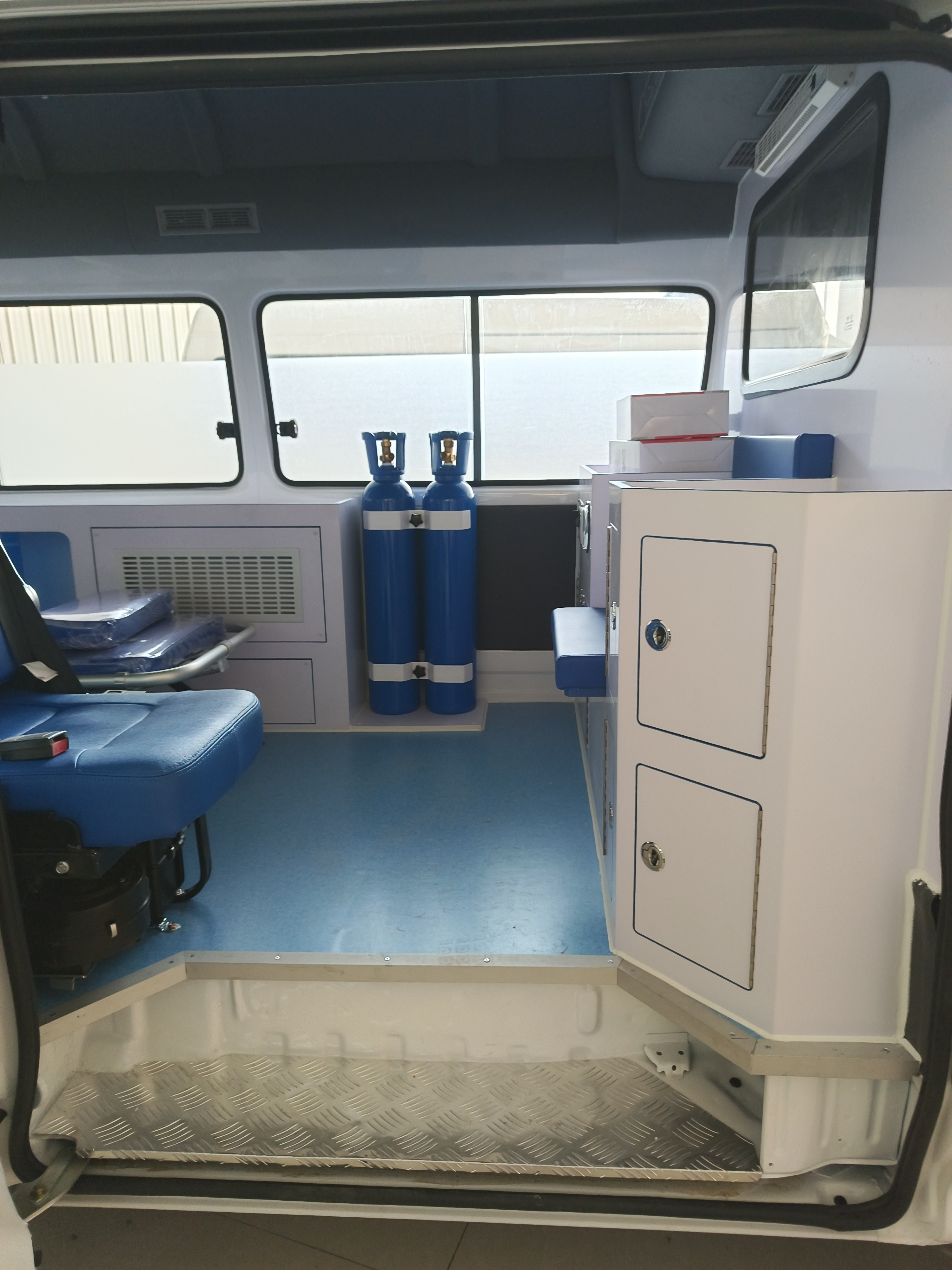 Jinlong Medical Emergency Ambulance Gasoline 7 Seats 4×2