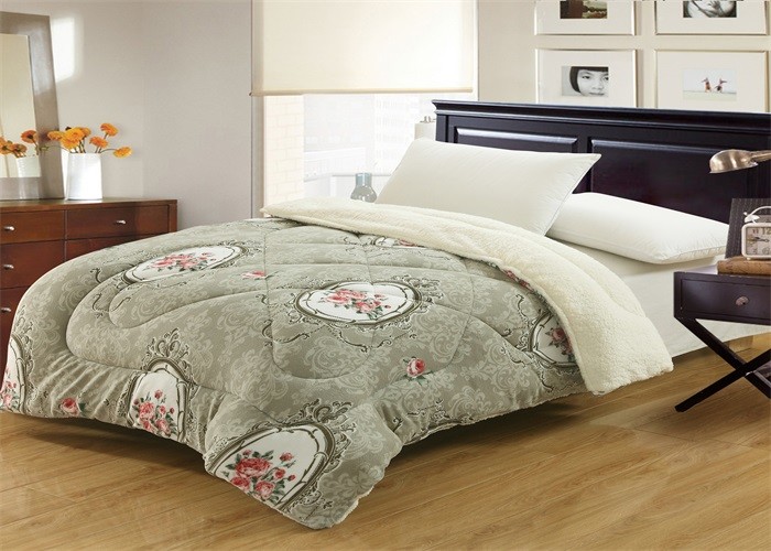 Customized Color Winter Quilt Sets Straight / Oblong Shape With ISO9001 Certificated