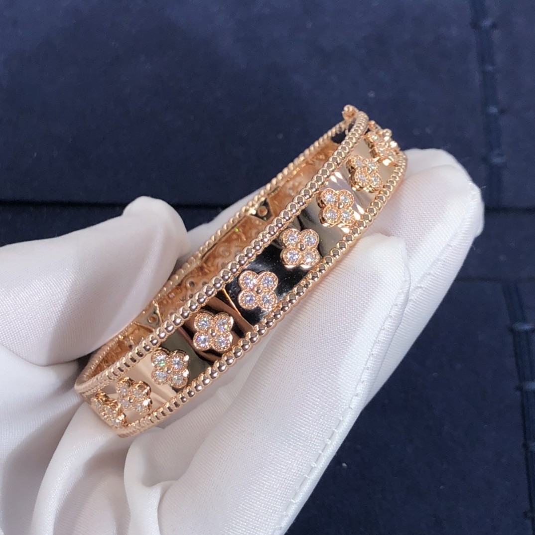 Customization Gorgeous 18k Gold Van Cleef & Arpels PerléE Clovers Bracelet Small Model