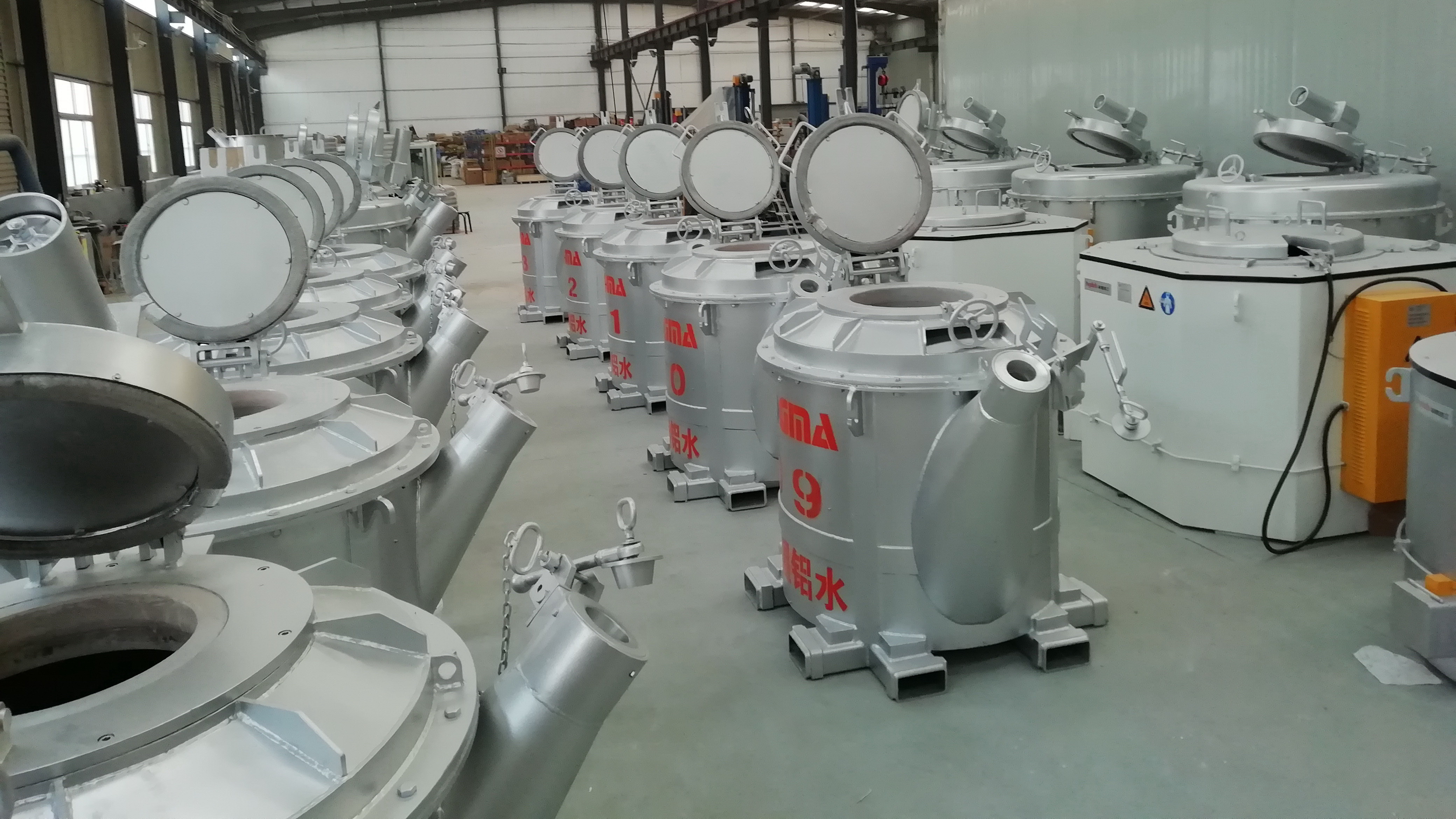 Long Distance Molten Aluminum Transfer Ladles Non Wetting Refactory Long Service Life
