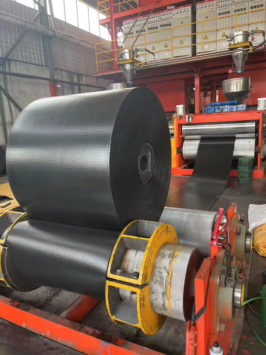 Black Anti-tear Steel Cord Conveyor Belt ST1000 Wire Rope Conveyor Belt For Heavy-Duty Applications