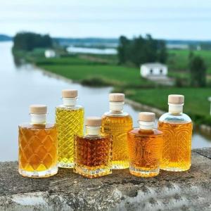 China Glass Bottle With Cork For Vodka Whiskey Liquor Industrial Cosmestic Round Shape wholesale