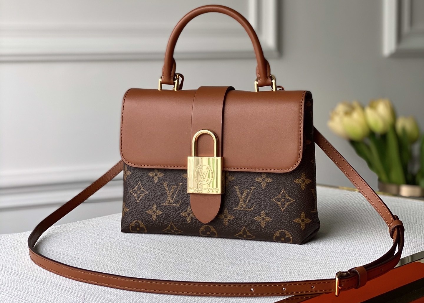 Women'S Black Handhold Luxury Bucket Bag With Lock Catch