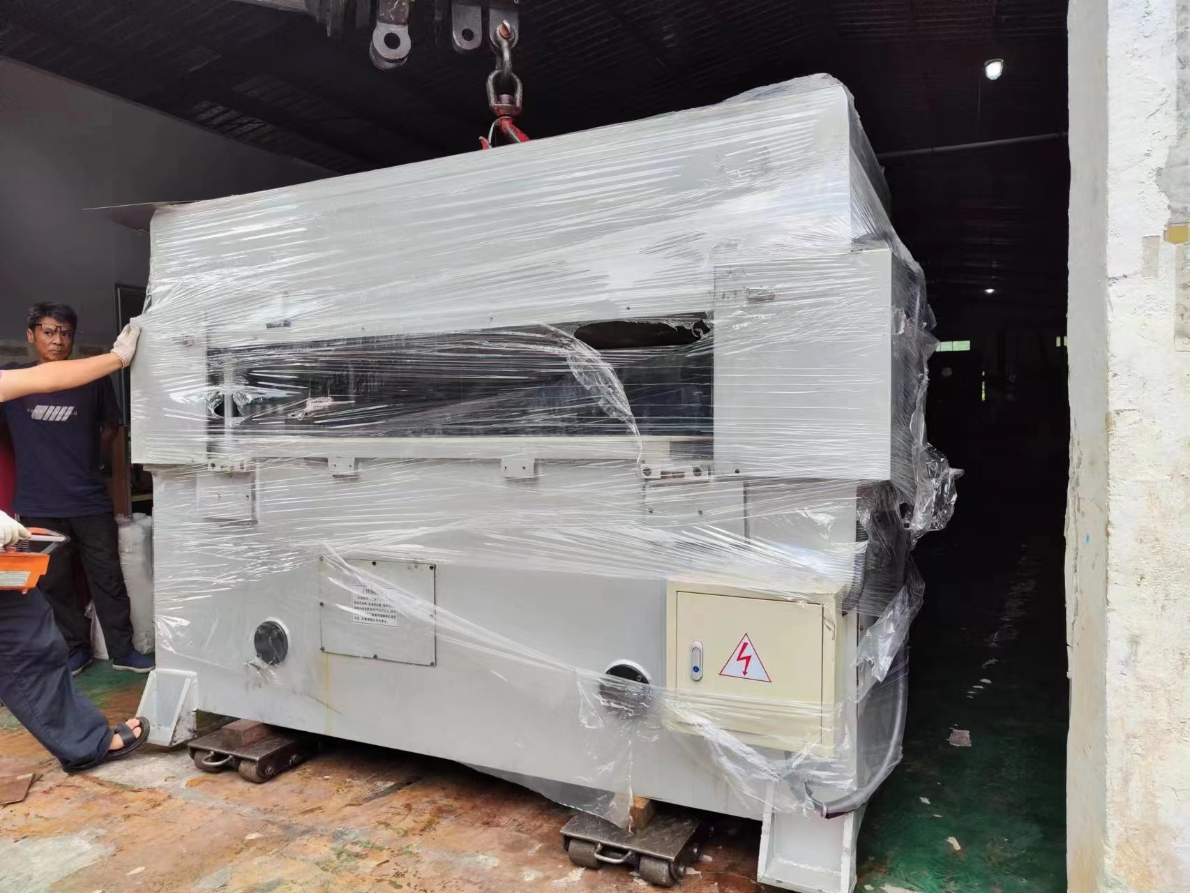 Used 150T White Hydraulic Steel Cutting Machine For Plastic Sheet Film And Die Laser
