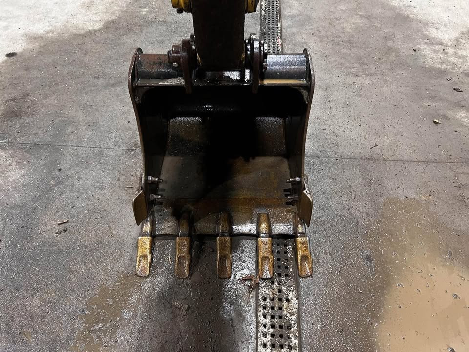 32.7kw Power Used Cat 304 Excavators 4 Ton Second Hand Mini Digger With 0.22m3 Capacity