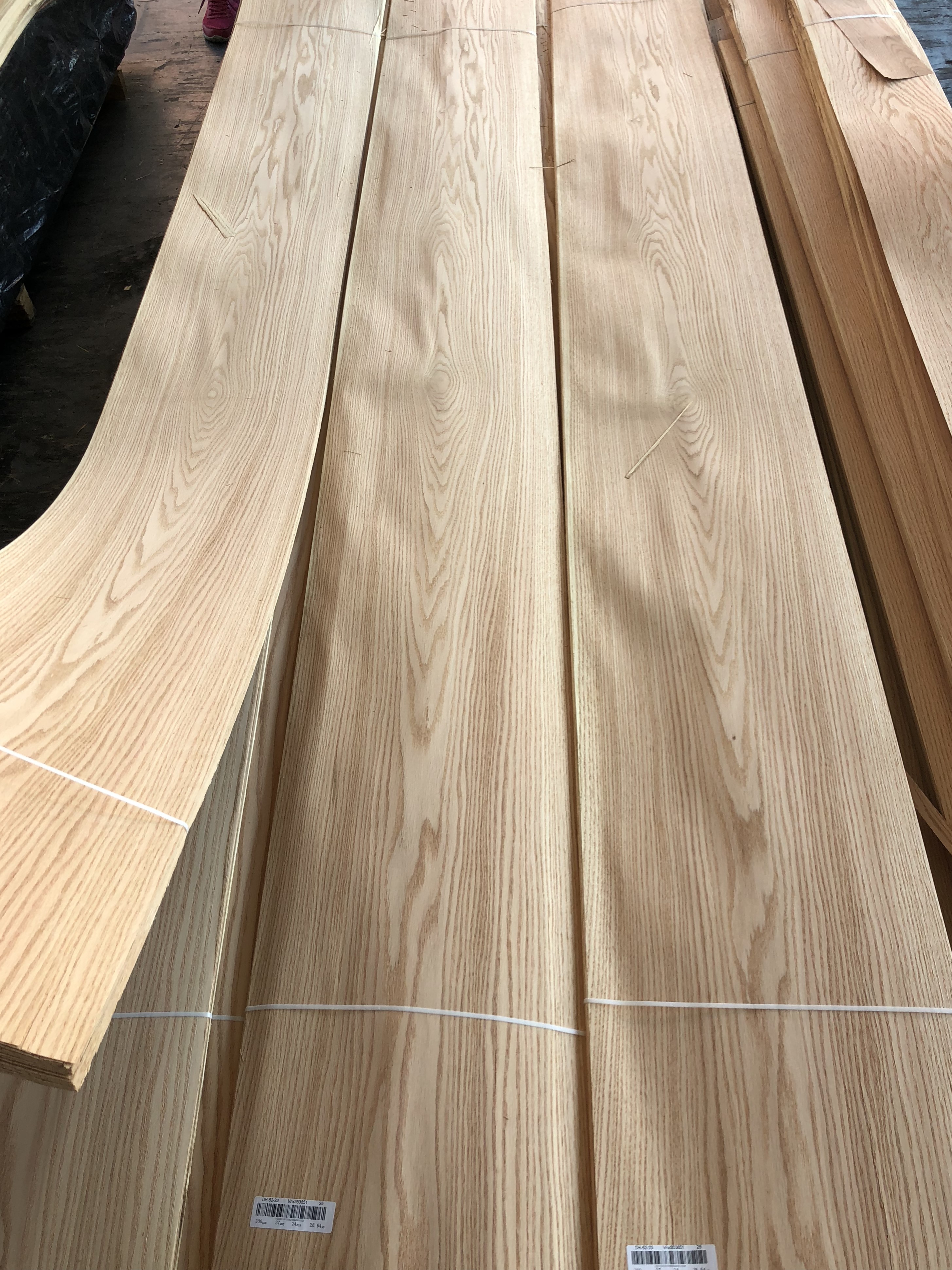 Price Oak Veneers Red Oak Wood Veneer 0.45mm Wood Veneer Wall Panels for Flooring Furniture