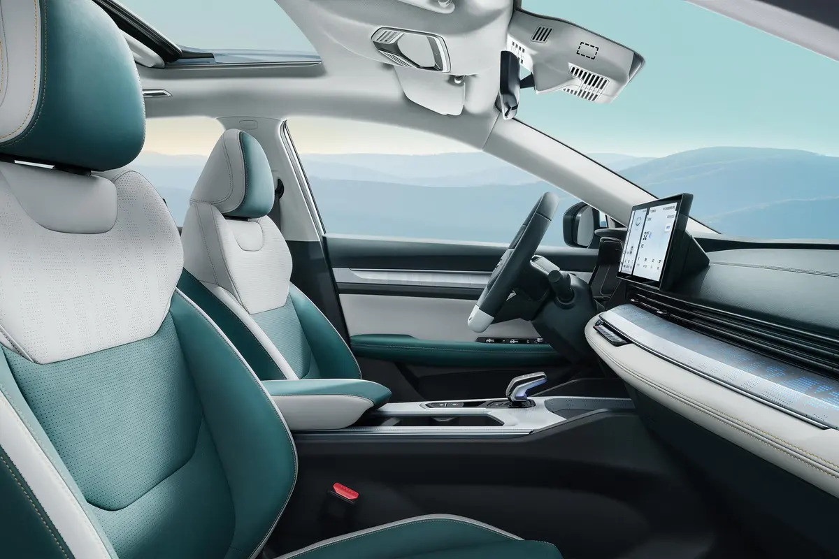 Geely Emgrand L HiP PHEV Sedan 1.5T Engine Comprehensive Range 1300KM