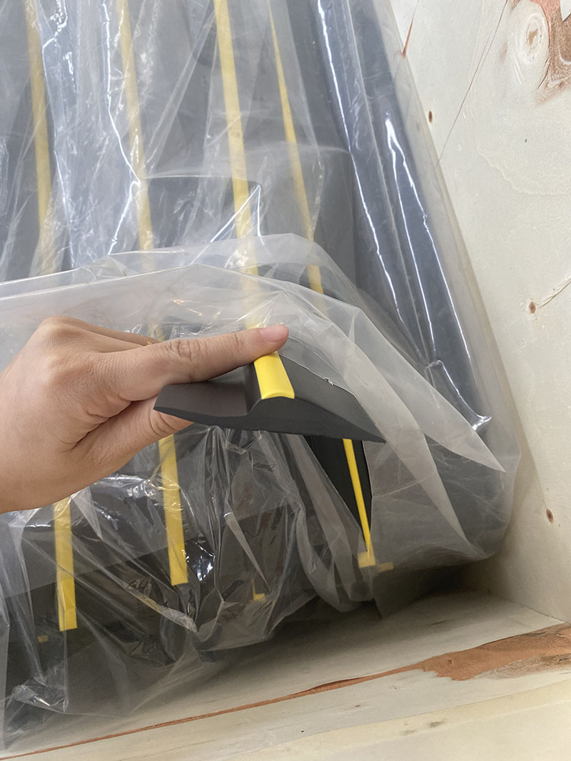 Non-Slip and Durable PVC Rubber Garage Door Sealing Strip with Hardness 50-60 Shore A