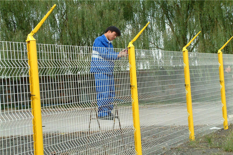 50x200mm 3D Curved Wire Mesh Fence PVC Coated Fencing Customized