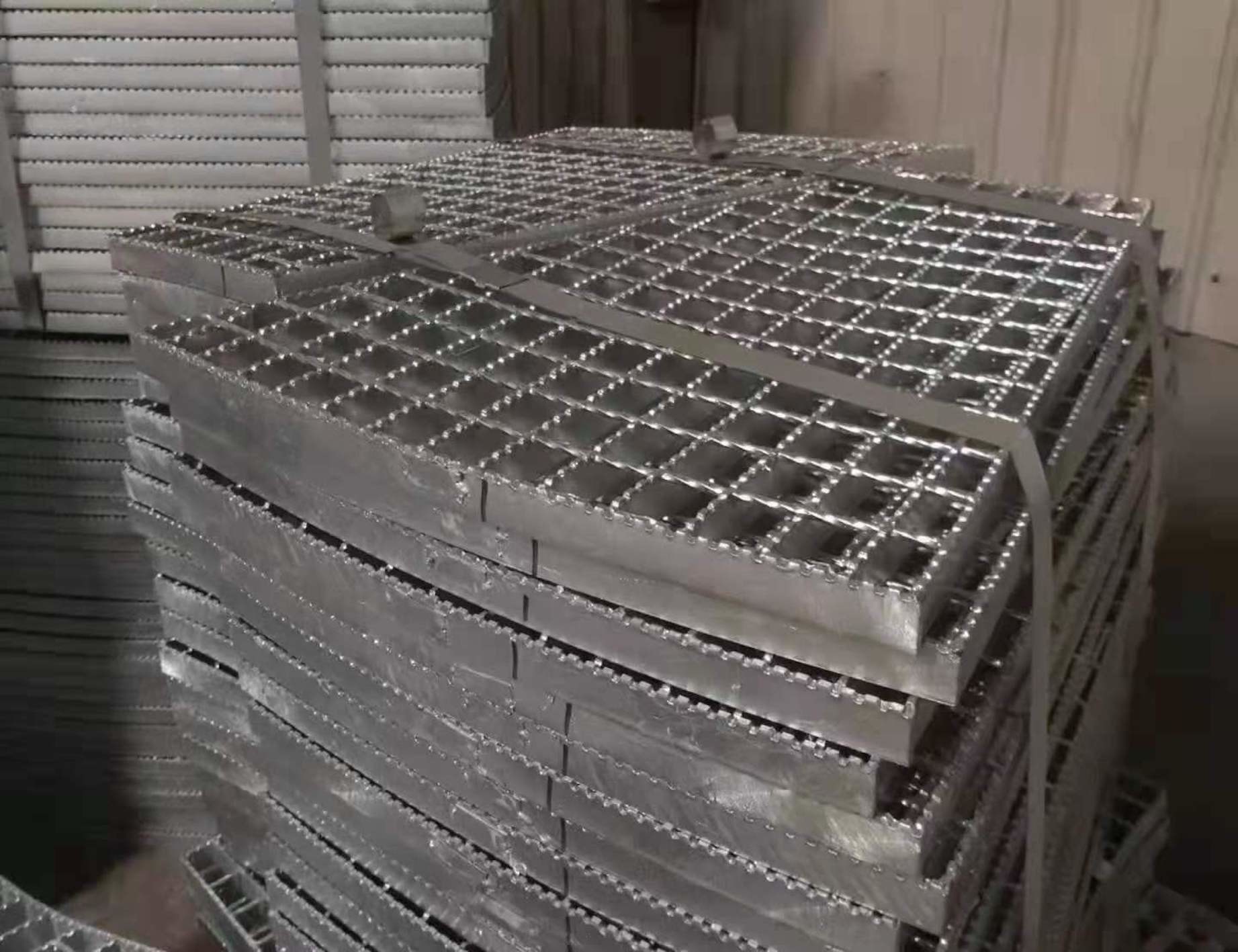 25mm Metal Mesh Grating Plastic Dipping Metal Bar Grating Spray Color Vertical