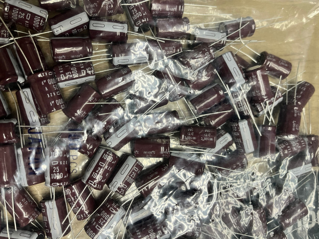 EKZE250ELL102MK20S Aluminum Electrolytic Capacitors - Radial Leaded 25volts 1000uF 12.5X20