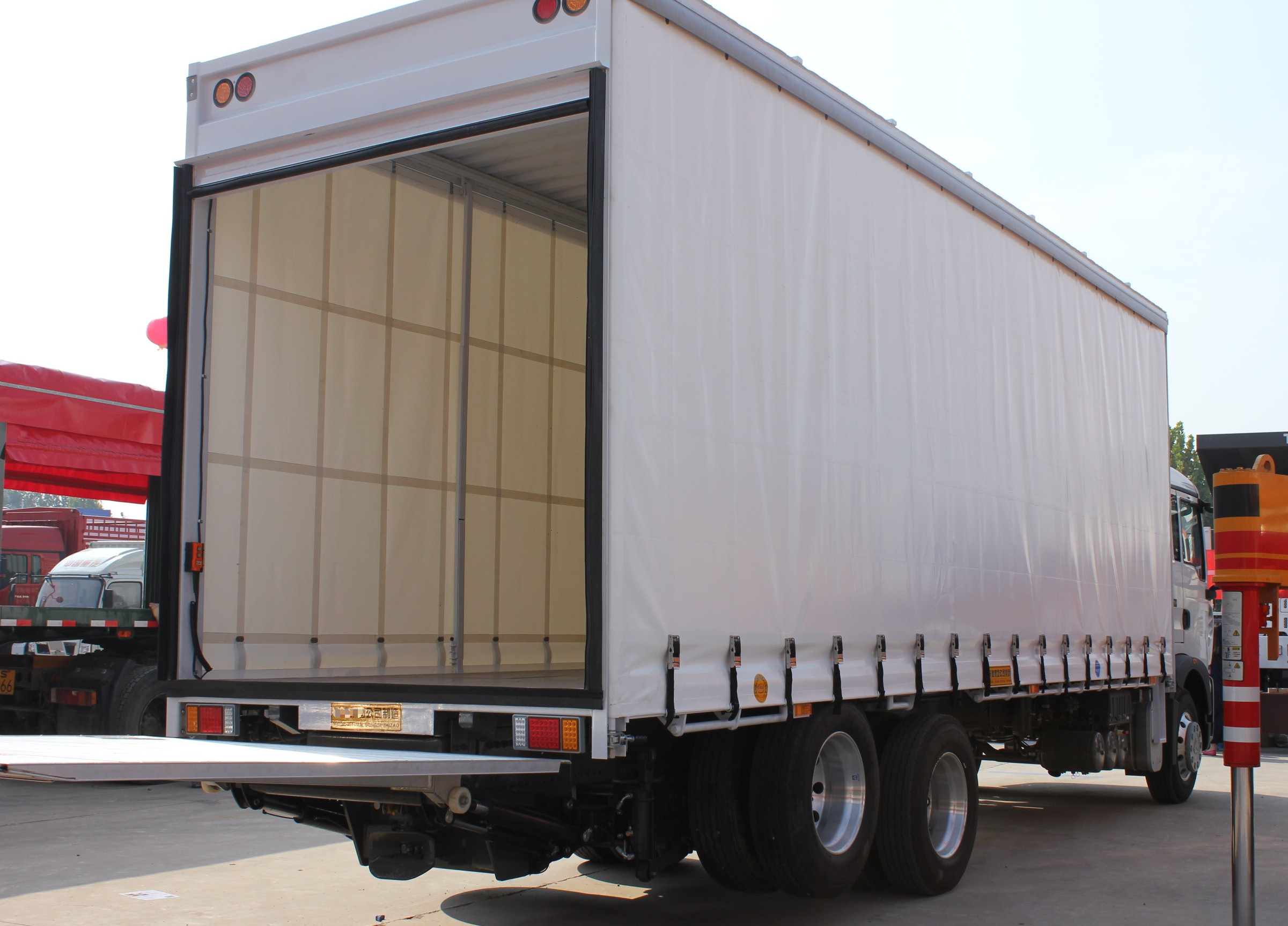 Side Wall/Curtain Side/Fence Semi Trailer with Mechanical Suspension and 12R22.5 Tires
