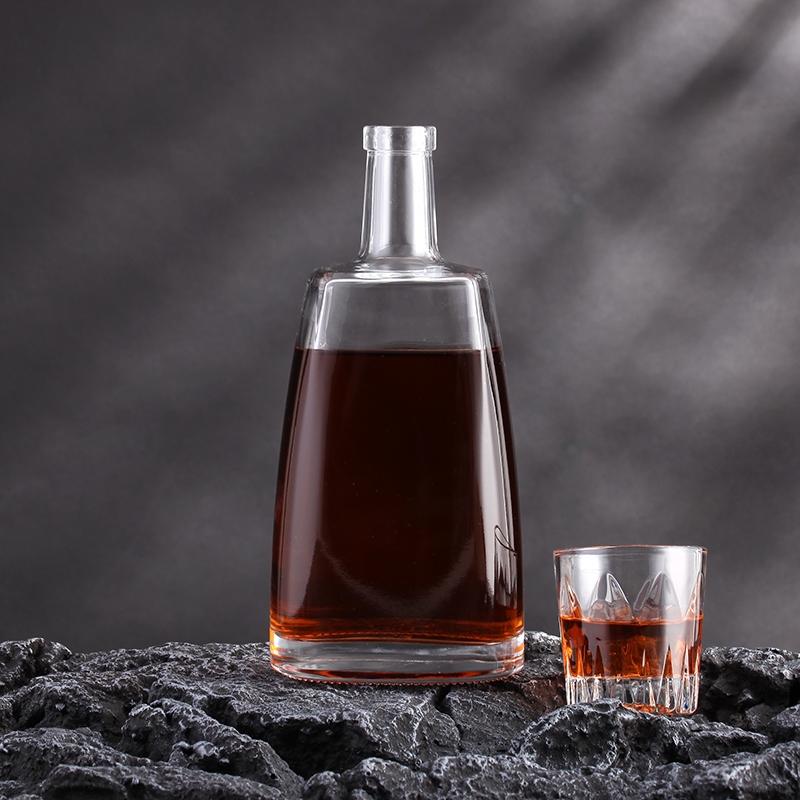 Customied Bottle Color 500ml 750ml Gin Glass Bottle With Lid for Beverage Distribution